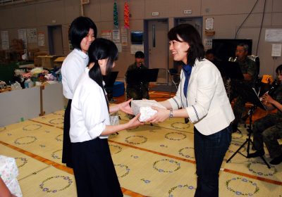 石巻市の避難所の生徒さんたちにノートを寄贈