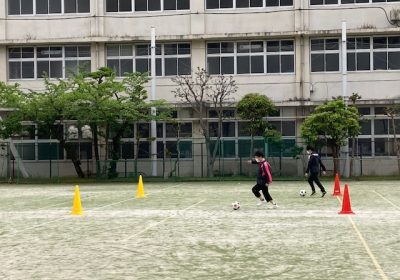 グラウンドでは進学教養コース3年生の先生が…