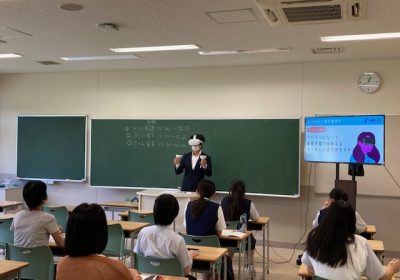 このようなヘッドセットをつけて仮想空間で英語学習