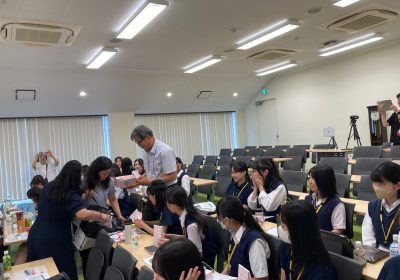 生徒たち一人ひとりにお土産もいただきました