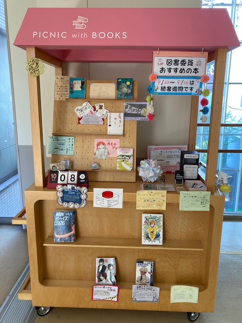 読書週間には図書ワゴンの本が続々貸出に