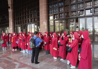 イスラムの教えに則って、女性は肌の露出を抑えるガウン着用