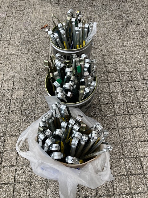 区役所からお借りしたトングを持ち