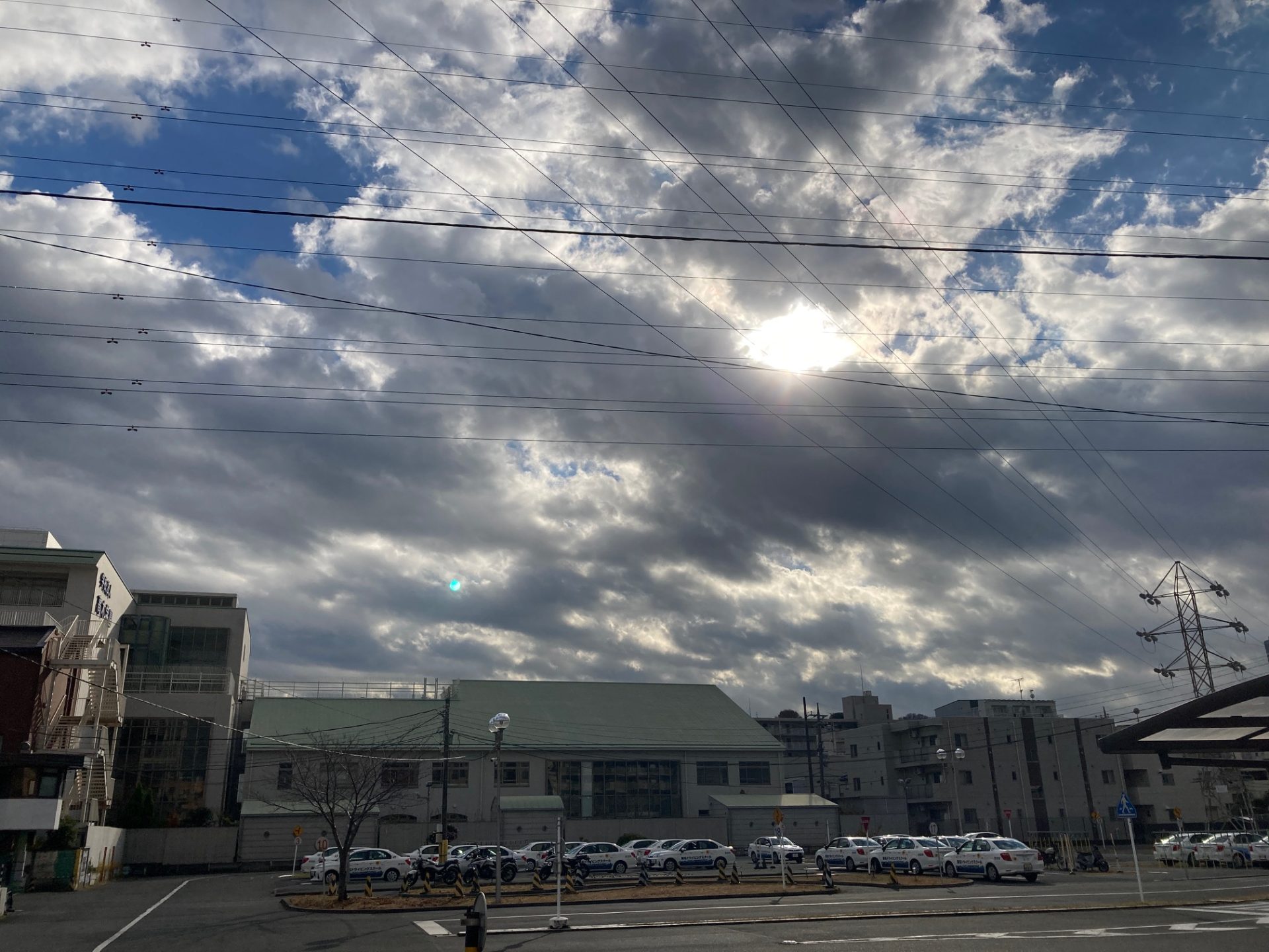 本校校舎を新幹線線路側からのぞむ