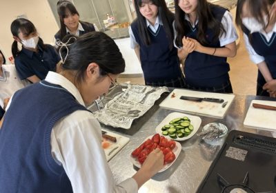 トマトに入刀した生徒が最初に試食！
