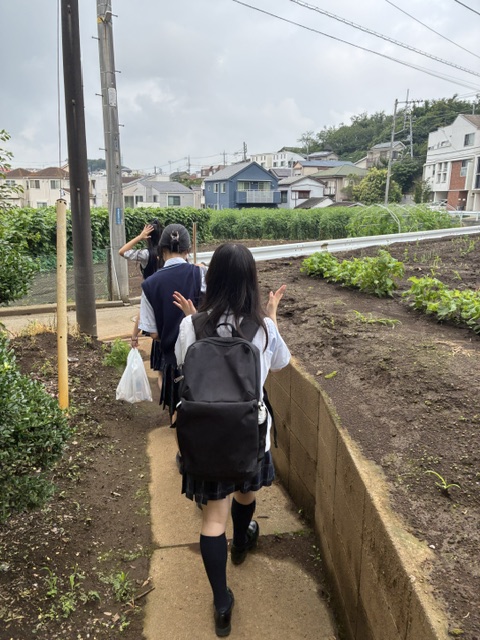 やった～！楽しく農園を後に学校へ