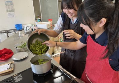 熱湯がはねないようにゆっくり…